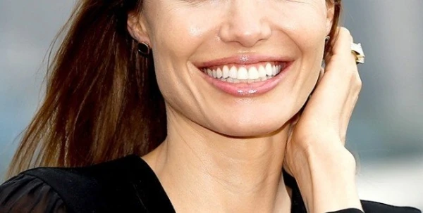 كيف وصفت Angelina Jolie تجربتها مع سرطان الثدي؟