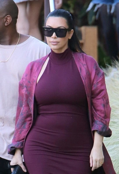 Kim Kardashian لا تتخلّى عن التصاميم الضيّقة