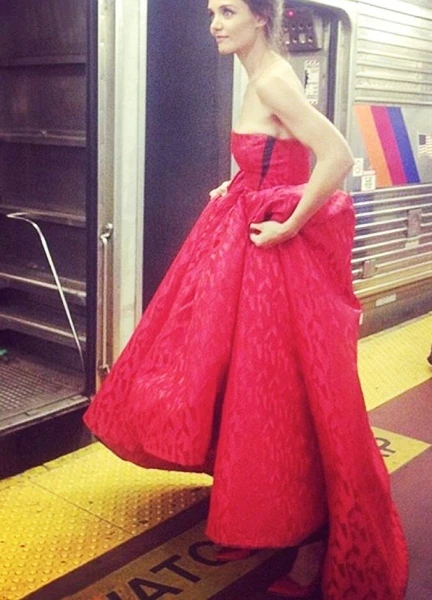 Katie Holmes أميرة في محطّة القطار
