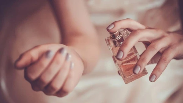 11 حيلة لتجعلي رائحة العطر الخاص بكِ آسرة للغاية