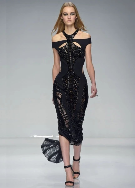 أسبوع الموضة للخياطة الراقية: Atelier Versace تقدّم مفهوماً جديداً للإثارة