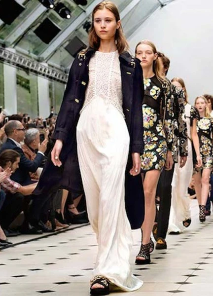 Burberry تعلن عن تبنّيها لاستراتيجيّة جديدة في عرض الأزياء