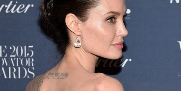 Angelina Jolie تستعيد رونقها بتصميمٍ آسر