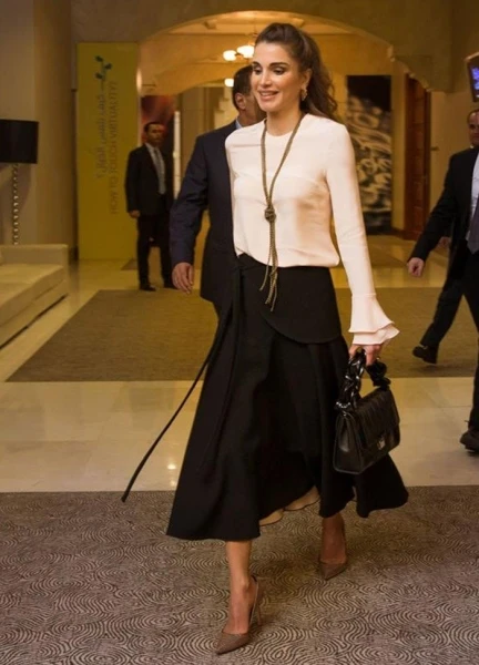 الملكة رانيا تعتمد اللوك الكلاسيكيّ بنفحة عصريّة