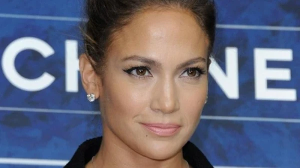 Jennifer Lopez تكشف أخيراً عن سرّ بشرتها التي لا تشيخ!