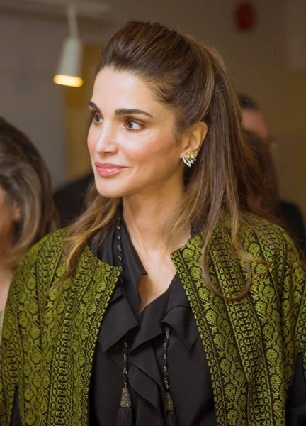 الملكة رانيا تمزج بين الأزياء التقليديّة وأسلوبها العصريّ بنجاح