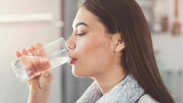 6 أشياء مفاجئة تحدث لكِ عندما لا تشربين كمية كافية من المياه