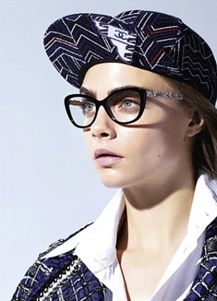 Cara Delevingne نجمة الحملة الجديدة لنظّارات Chanel الشمسية