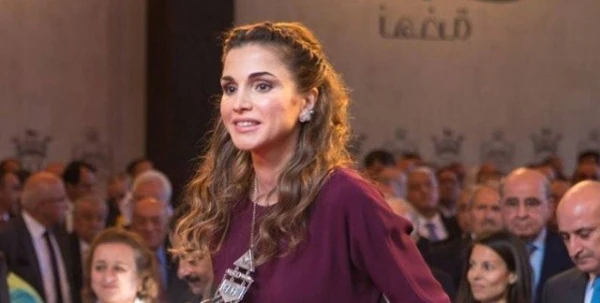 الملكة رانيا في إطلالة شرقيّة بامتياز في عيد استقلال الأردن الـ70
