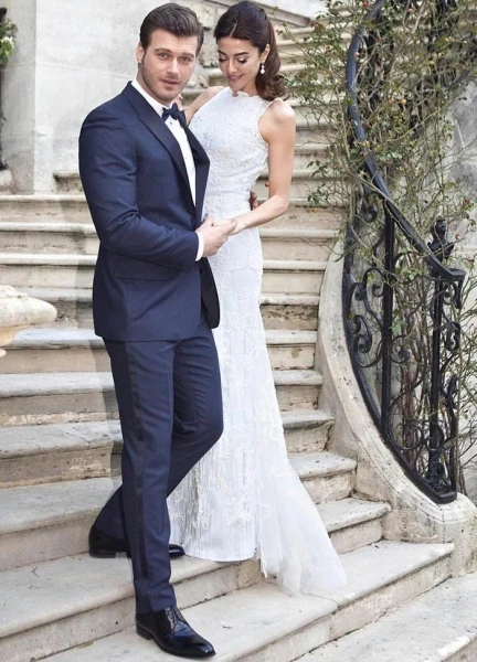 فستان زفاف زوجة Kivanc Tatlitug يتّسم بالأناقة والبساطة