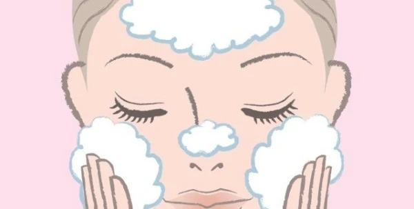 الطريقة الصحيحة لغسل الوجه وتنظيفه قبل النوم