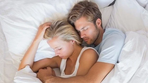 ماذا تكشف وضعية النوم مع زوجكِ عن علاقتكما؟