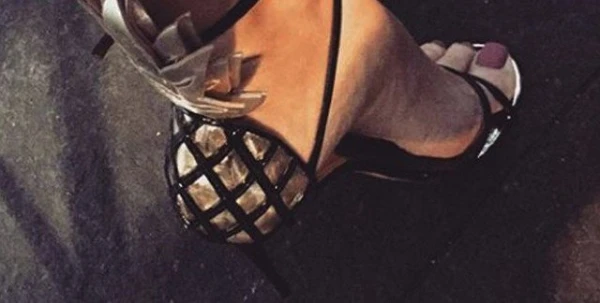مايا دياب تكمّل إطلالاتها بلمسةٍ جذّابة وأحذية غير تقليديّة