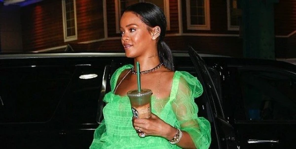 Rihanna في إطلالةٍ مبالغ بها لشرب القهوة