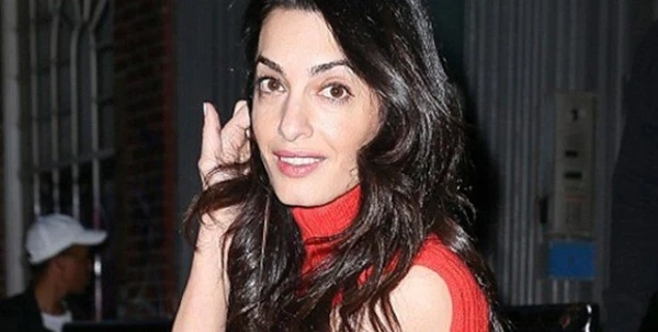 Amal Clooney تعيدنا إلى الستينيّات بإطلالةٍ رائعة