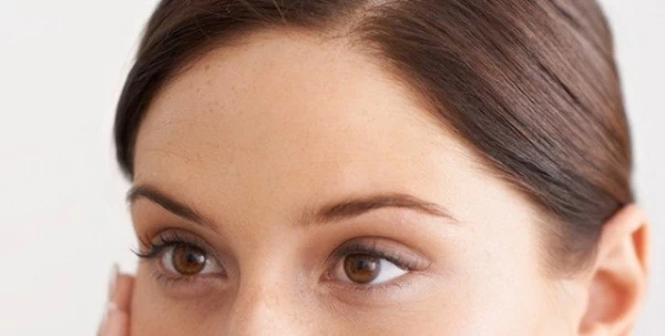 علاج غير جراحي للتخلّص من آثار التعب، التجاعيد والهالات السوداء حول العينين