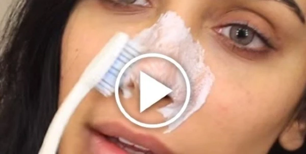 بالفيديو: كيفيّة إزالة الرؤوس السوداء بواسطة معجون الأسنان