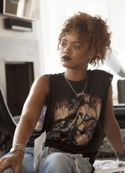 Rihanna تُطلق مجموعة أحذية ربيعيّة بالتعاون مع Manolo Blahnik