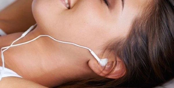 حذاري: سماعات الأذن قد تكون السبب وراء مشاكل بشرتكِ!