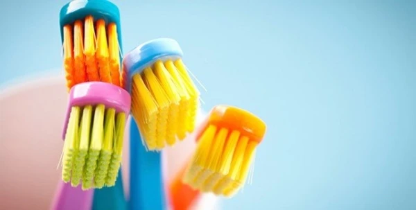 10 استخدامات جمالية لفرشاة الأسنان ستفاجئكِ