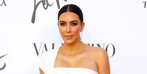 Kim Kardashian تتنقّل بين لندن وروما في إطلالاتٍ لافتة