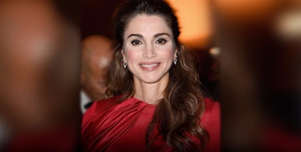 الملكة رانيا تتسلّم جائزة أندريا بوتشيللي الإنسانية في إطلالة تفيض أنوثة وجرأة