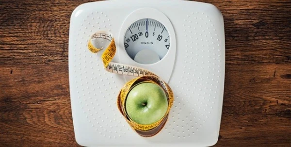 هل الامتناع عن تناول وجبات معيّنة خلال اليوم يساعد في خسارة الوزن؟