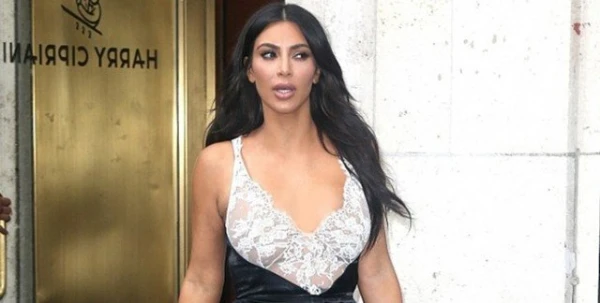Kim Kardashian تكشف عن سرّ خصرها النحيف وتتباهي به بفستانٍ ضيّق