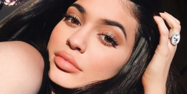 الأمر الوحيد الذي تقوم به Kylie Jenner ليبدو حاجباها مثاليّين كلّ الوقت