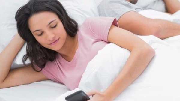 5 أخطاء يقوم بها الزوجان قبل النوم تقضي على العلاقة الحميمة