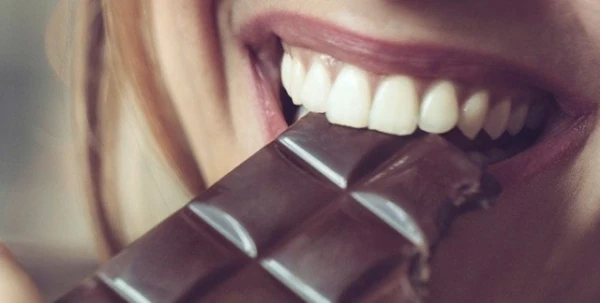 دراسة: تناولي 40 غرام من الشوكولا الداكن يوميّاً للتخلّص من السموم والتوتر في غضون أسبوعين