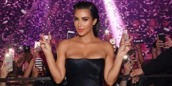 Kim Kardashian في إطلالة جذّابة تسلّط الضوء على قوامها المثاليّ