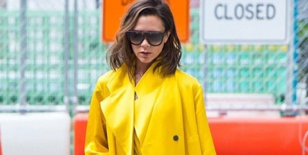 Victoria Beckham تخطف الأضواء بألوان جريئة