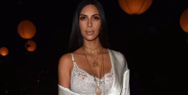 Kim Kardashian تستكمل إطلالاتها الجريئة خلال أسبوع الموضة الباريسيّ