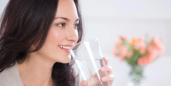 كيف يجب أن تشربي الماء صباحاً لتنعمي ببشرة مثاليّة وتخسري الوزن؟