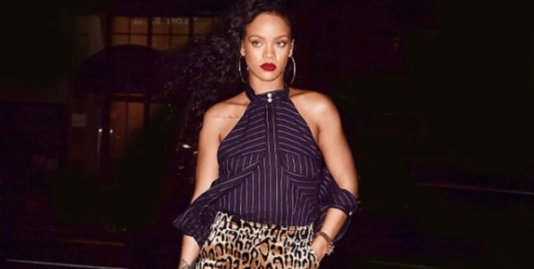بعيداً عن التنسيقات التقليديّة، Rihanna تمزج بين القماش الرجاليّ ونقشة النمر