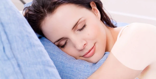 7 أخطاء تقترفينها قبل النوم تدمّر بشرتكِ وتهدّد جمالكِ