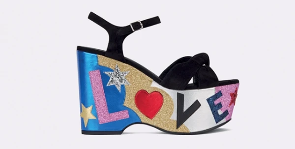 حذاء الأسبوع: تصميم Candy من Saint Laurent Paris بحلّة جديدة تفترشها الألوان البرّاقة