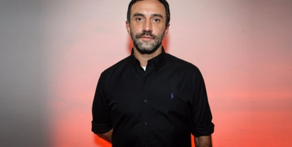 المصمّم Riccardo Tisci يغادر دار Givenchy بعد رحلةٍ دامت 12عام