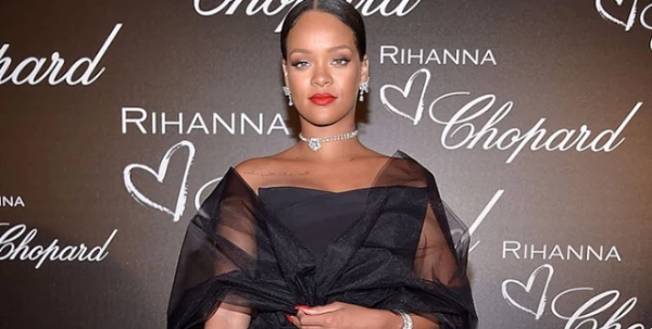 Rihanna تشعّ بريقاً خلال حفل إطلاق مجموعة مجوهراتها الخاصّة مع دار Chopard في "كان"