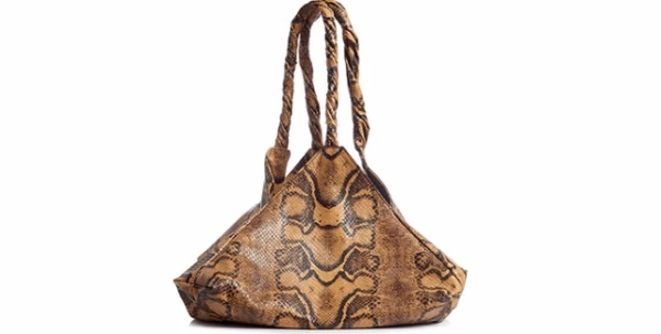 حقيبة الأسبوع: Pyramid Python Tote من Givenchy ستنسيكِ كافّة التصاميم التقليديّة
