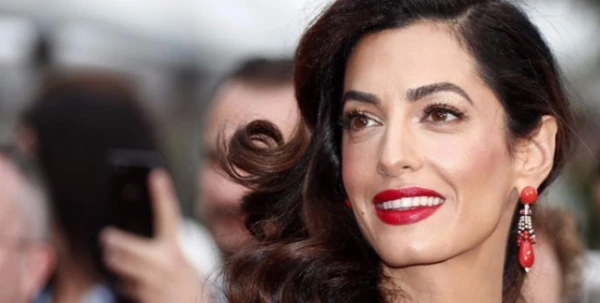4 خطوات تعلّمناها من Amal Clooney لنحافظ على شعر كثيف وجميل في كل الأوقات