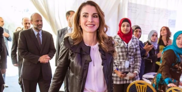 تفصيل واحد فقط قلَب إطلالة الملكة رانيا من كلاسيكيّة إلى مشاغبة