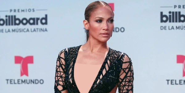Jennifer Lopez لم تترك لمخيلتنا مجالاً بإطلالتيها في حفل Billboard Latin Music Awards
