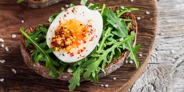 ماذا يحصل لجسمكِ إن تناولتِ بيضتين يوميّاً؟