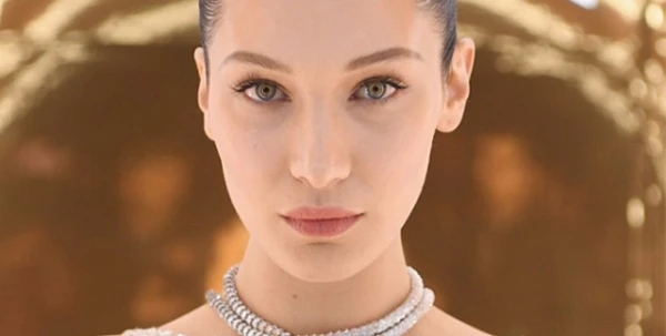 إطلالة Bella Hadid تشّع بريقاً ولم تترك للخيال مجالاً خلال حفل Bulgari