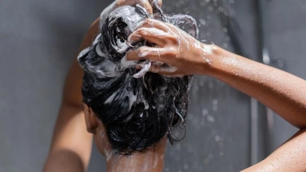 كم مرّة عليكِ غسل الشعر في الأسبوع، بحسب نوعه؟