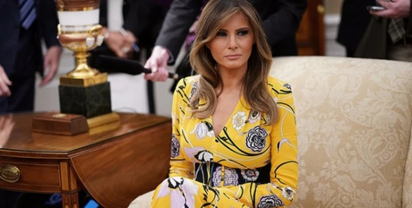 Melania Trump تتخلّى أخيراً عن الألوان الحياديّة لصالح فستانٍ بلونٍ صارخ ومزيّن بالنقشات