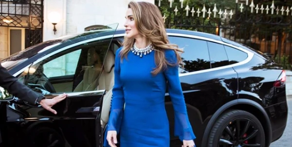 الملكة رانيا تفتتح إطلالات رمضان في لوكٍ متألّق خلال حفل إفطار أقيم في الأردن