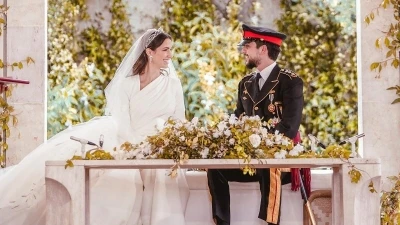 بالصور، إطلالة أنثوية كلاسيكية للعروس رجوة ال سيف في يوم زفافها من الامير حسين